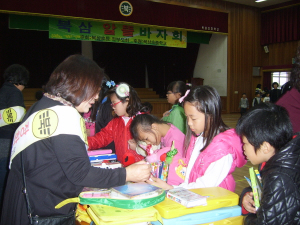 북삼초교 '아나바다' 알뜰바자회 가져
