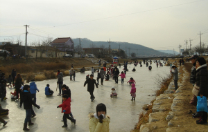 왜관 동정천 얼음지치기 '북적' 