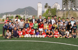 16년간 축구 꿈나무 지도 '큰 성과'