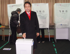 이완영 의원 왜관중에서 투표… 아침부터 투표 행렬 이어져