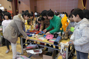 왜관동부초등 '2013 불우학우 돕기 알뜰바자회' 가져
