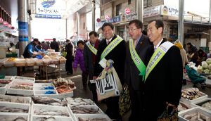 경북도의회, 설맞이 왜관시장 장보기