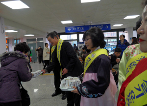 바르게살기운동 칠곡군협의회, 명절 귀성객에게 차 봉사