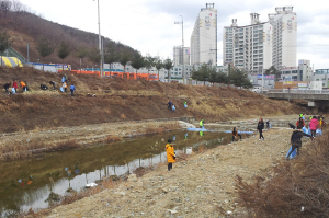 석적 광암천 환경정화에 LG 직원들 동참