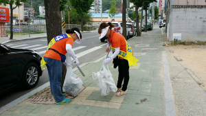 이길석 도의원 후보 운동원, 쓰레기 주우며 선거운동