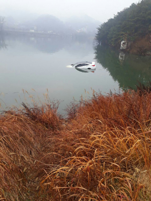 약목 두만지에  승용차 빠져··· 운전자 탈출