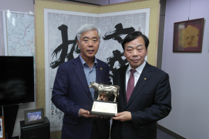 이완영 의원, 축산업 발전 기여 2018 대한민국 황소상 수상
