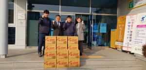 동명면 팔공식자재마트, 저소득층에 라면 2백 박스 전달