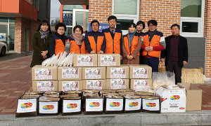 석적읍 지역사회보장협의체, 동전 모아 취약계층에 떡국 떡 전달