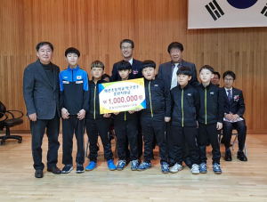 칠곡군탁구협회, 왜관초 탁구부에 훈련지원금 전달