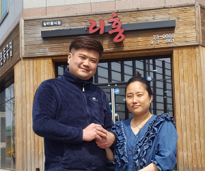 부모의 봉사를 좋아하는 아들