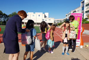 약동초, '교통안전 스티커' 붙여주슨 캠페인 벌여