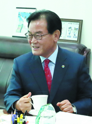 국회의원 공석, 내년 국비 확보비상<br>백선기 칠곡군수 국회 방문 총력전 펼쳐