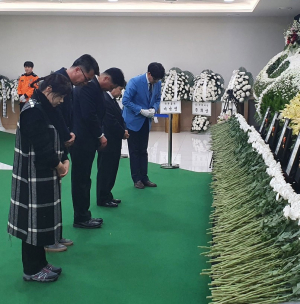 김현기 전 경상북도 행정부지사, 독도 헬기사고 순직 소방대원 합동분향소 조문