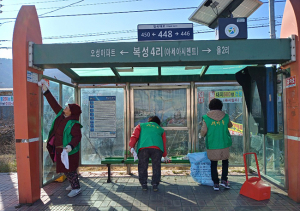 약목면 새마을부녀회, 설맞이 버스정류장 정화활동 실시