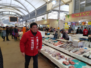홍지만 예비후보, 설맞아 전통시장 둘러 보아