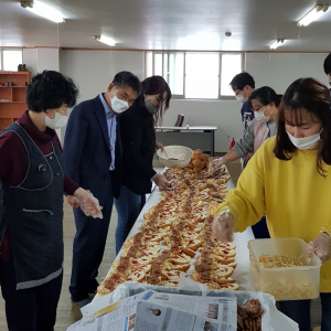 석적 부영아파트 노인회·작은도서관, 칠곡군에 수제 햄버거 전달