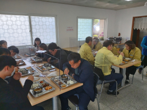 칠곡교육청, 구내식당 투명 칸막이로 사회적 거리두기 실천