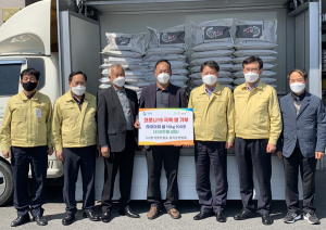 한국쌀전업농 칠곡군연합회, 칠곡군에 쌀 100포 기탁
