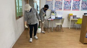 코로나-19 종식을 위해  사회적 거리는 두고, 힘을 모아요