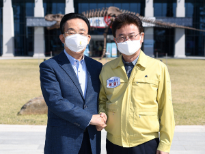 김관용 전 경북지사, 퇴임 후 첫 경북도청 방문