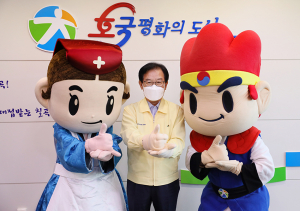 백선기 군수, 칠곡군 공식 캐릭터와 ‘덕분에 챌린지’ 펼쳐