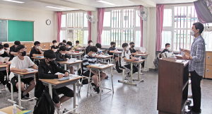 긴장과 설렘 속 신입생의 첫 발걸음