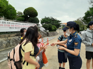 칠곡경찰서- 등하교길 학교 주변순찰, 마스크걸이 배부