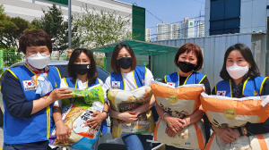 왜관가온로타리클럽, 지역아동센터에 후원물품 전달