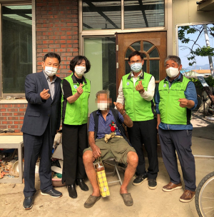 북삼읍, 건강보조식품 및 카네이션 ‘소외계층’ 전달