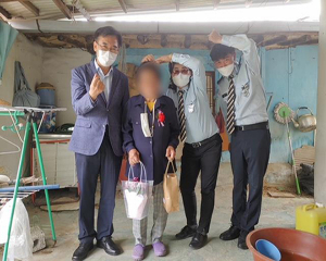 가산면자율방범대, 어버이날 맞아 꽃바구니와 물품 전달