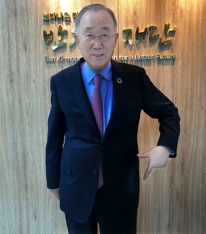 반기문 총장, 럭키 칠곡 포즈 통해 평화와 국제적 연대 중요성 강조