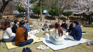 ‘MZ세대 공무원들과 벛꽃 런치 미팅’ 칠곡군 주니어보드 소통 데이트 진행