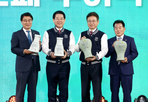 경북도·전남도, 도지사·도의회의장에 명예도민증 상호 수여