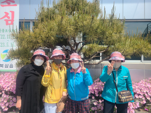 북삼읍지역사회보장협의체, “할머니 봄나들이 가요” 모자 전달