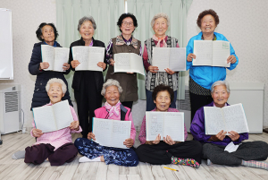 6·25세대 할머니, 칠곡할매글꼴로 우크라이나에 평화와 반전 메시지 전해