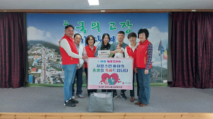 가산면 '첫 아이 탄생 경사' 출산가정에 축하금·용품 전달