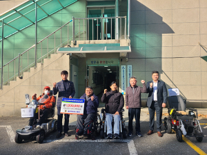 왜관라이온스클럽, (사)한국교통장애인협회 칠곡군지회 전동보장구 구입비 100만원 후원금 전달