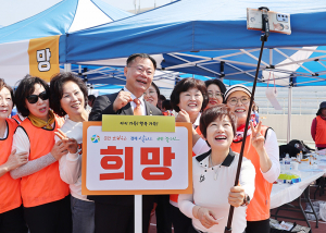 김재욱 칠곡군수, 셀카 촬영하며 주민과 소통 나서