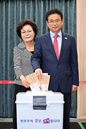 이철우 도지사 내외 사전투표, “대한민국 미래를 위해 소중한 한 표 행사” 당부