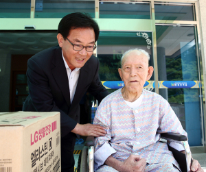 칠곡군, 사회복지생활시설 찾아 위문품 전달