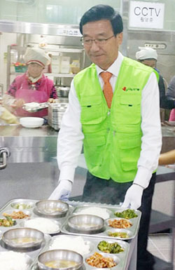 이인기 전 의원 ‘칠곡사랑의집' 배식봉사  