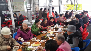 칠곡노인복지센터 '연탄불 휘날리는' 온정 이어가