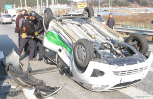 국도 4호선에서 복지센터 차량 전복, 3명 중상