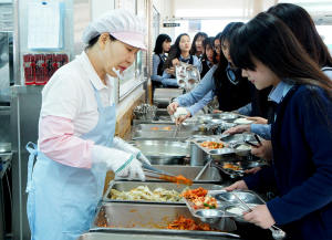 우리 학교 급식이 집에서 먹는 것 보다 더 좋아요