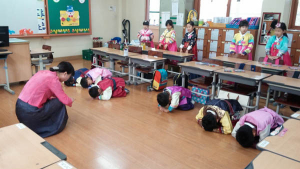 대교초, 한복은 입고 전통은 익히고