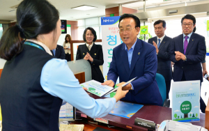 김관용 경상북도 지사 '청년희망펀드' 가입