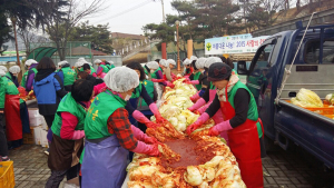 칠곡군새마을부녀회, '아름다운 나눔! 2015 사랑의 김장 담가주기' 행사 가져