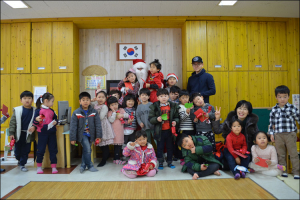 산타할아버지 만난 행복한 어린이들