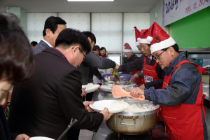 ‘소통의 밥’ 퍼주는 백선기 칠곡군수